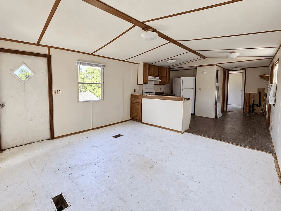 207 Rainey - interior, unfinished flooring
