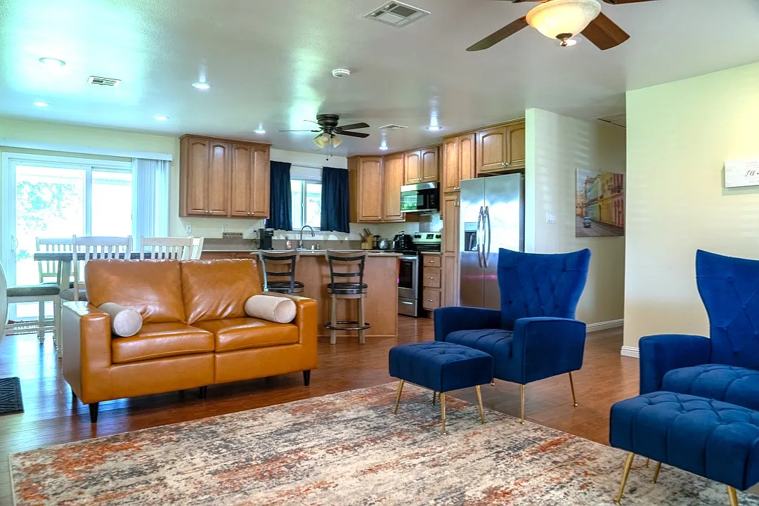 4 bed, 1296 sqft, $2,995 — Photo 4