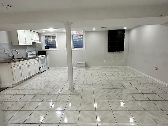 4th image of 90 Whitehaven Dr #Basement