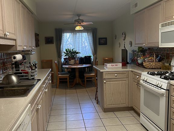 4th image of 6807 N Milwaukee Ave APT 203