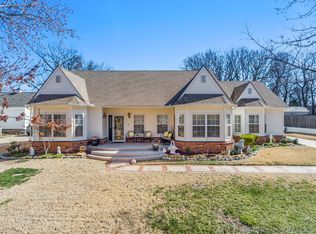1121 N Cedar Pl E, Sand Springs, OK 74063