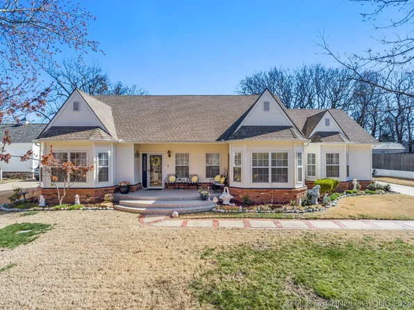 1121 N Cedar Pl E, Sand Springs, OK 74063