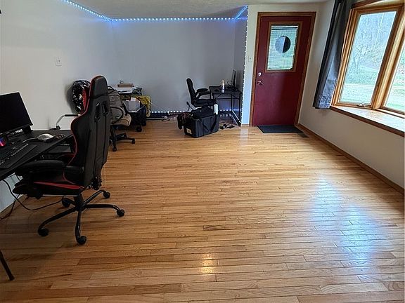 3rd image of 637 Whispering Pnes