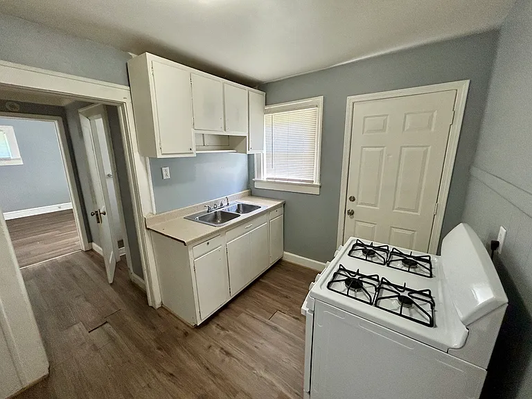 2909 Brookside Ave — Photo 7