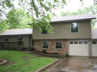 1153 E Oak Tree Ln, Springfield, MO 65810