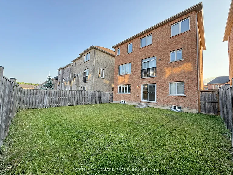 35 Hyacinth St — Photo 32