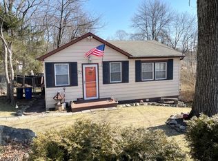 27 Tufts Trl, Hopatcong, NJ 07843