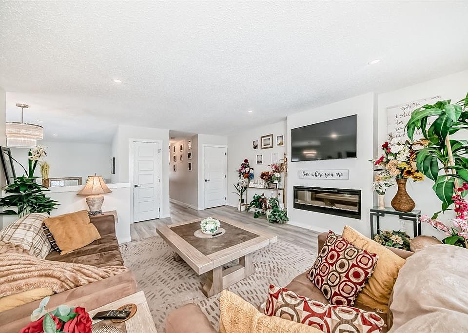1st image of 158 Chinook Gate Blvd SW