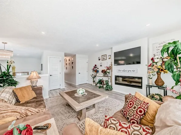 158 Chinook Gate Blvd SW, Airdrie, AB T4B 5J1