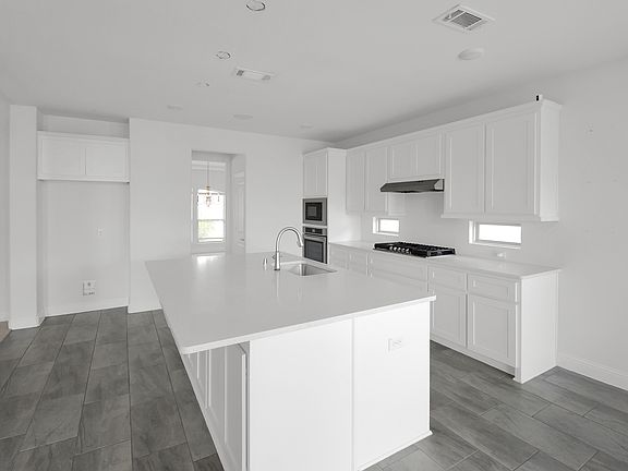 5th image of 913 Peabody Dr