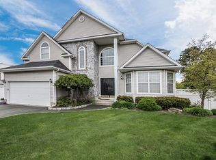 1 Gardenia Ct, Holtsville, NY 11742
