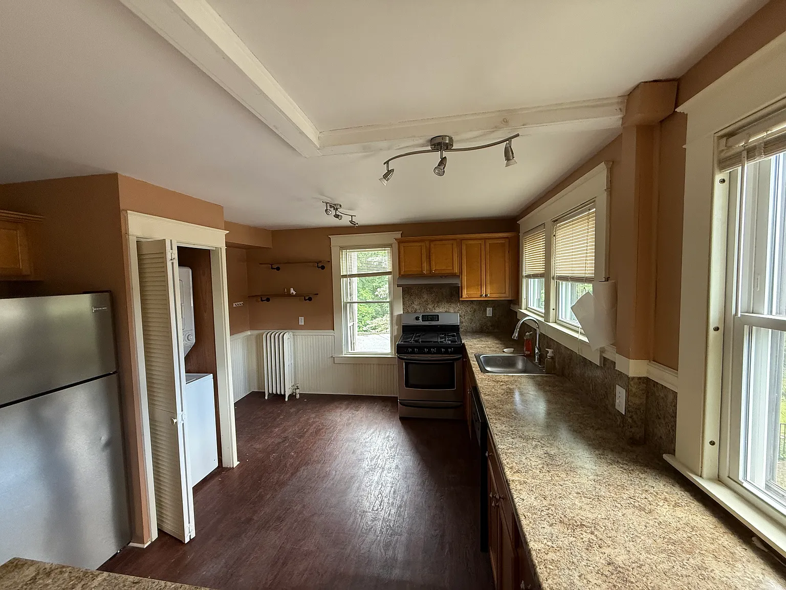 3 bed, 1225 sqft, $1,900 — Photo 2
