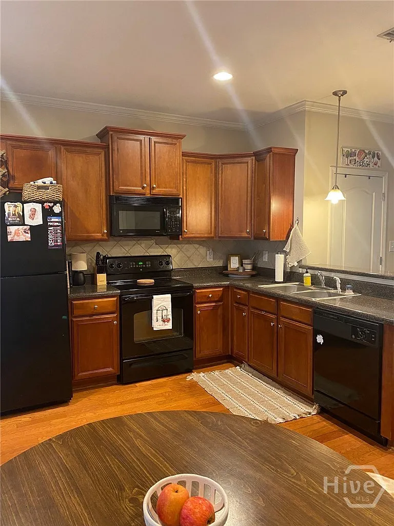 3 bed, 2.5 bath, 1360 sqft, $1,800 — Photo 4