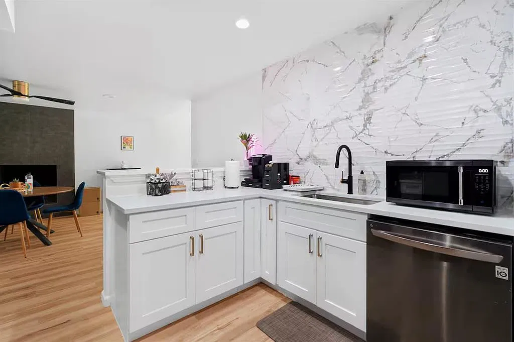 5 bed, 3.5 bath, 2002 sqft, $5,000 — Photo 3