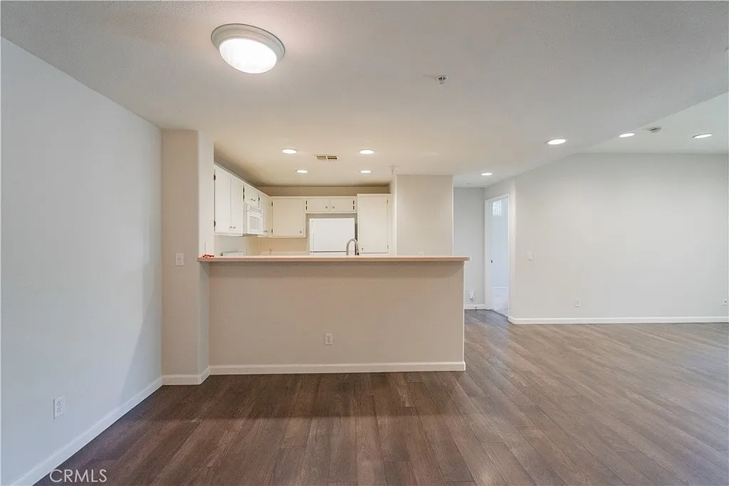 2 bed, 1101 sqft, $2,250 — Photo 4