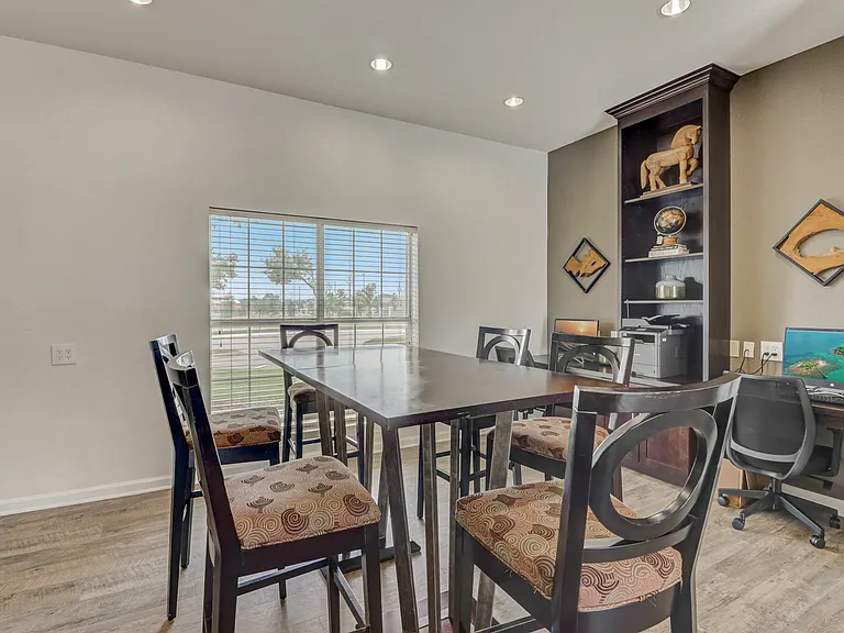 Convenient Resident Workspace _ Oak Park Apartments