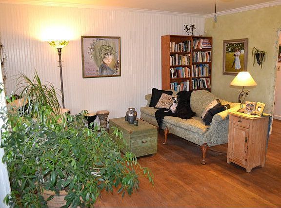 5th image of 305 E Burbank St
