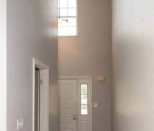 2nd image of 61 New London Ln