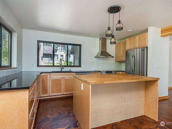 4th image of 710 NE Lauren Street