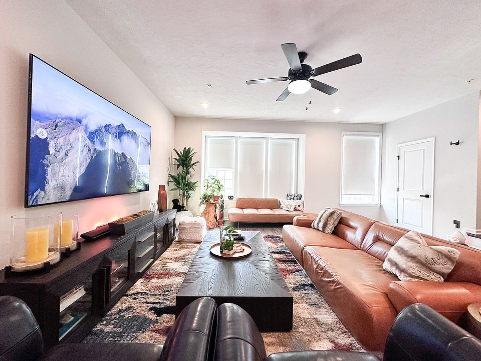 Family Room:
Spacious and inviting family room with abundant natural light, perfect for relaxing or entertaining guests.