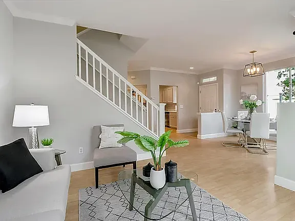 3 bed, 2.5 bath, 1376 sqft, $4,100 — Photo 3