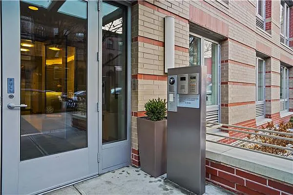Sold by Avenue Sotheby's International Realty | media 28