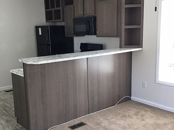 4th image of 132 Maple Dr #132