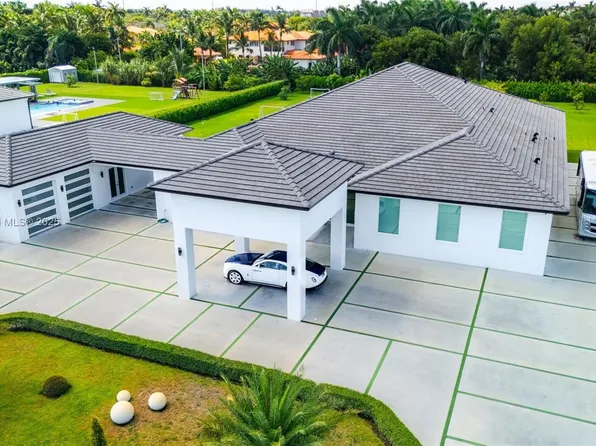 9781 NW 131st St, Hialeah Gardens, FL 33018