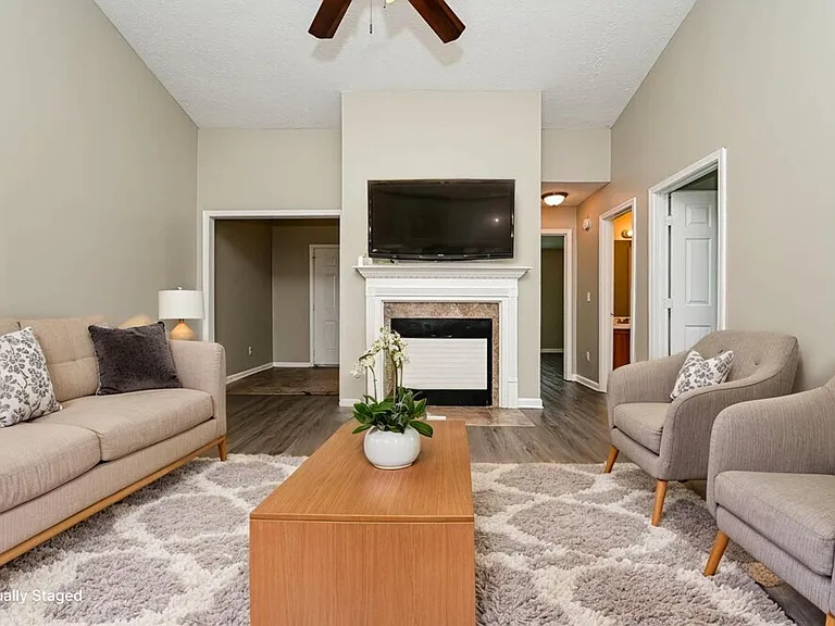 172 Marsh Glen Dr — Photo 3
