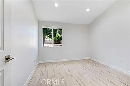 9661 Hayvenhurst Ave — Photo 20