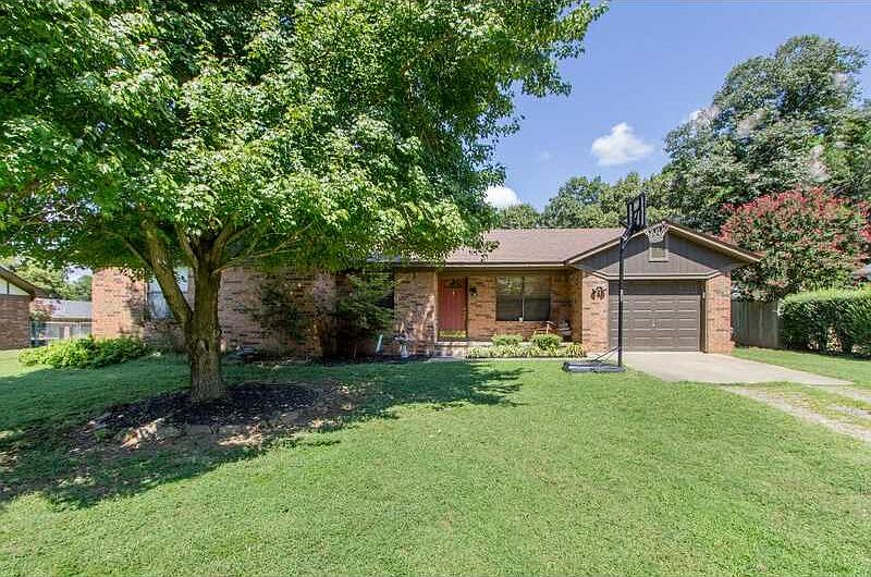 1st image of 300 Canterbury Dr