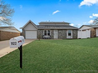 1122 E 144th Pl, Glenpool, OK 74033