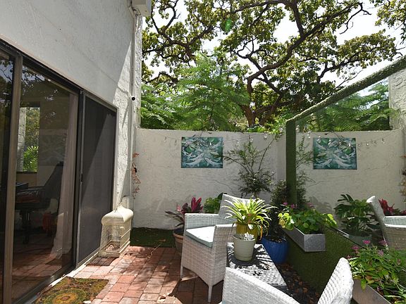 Private corner garden patio