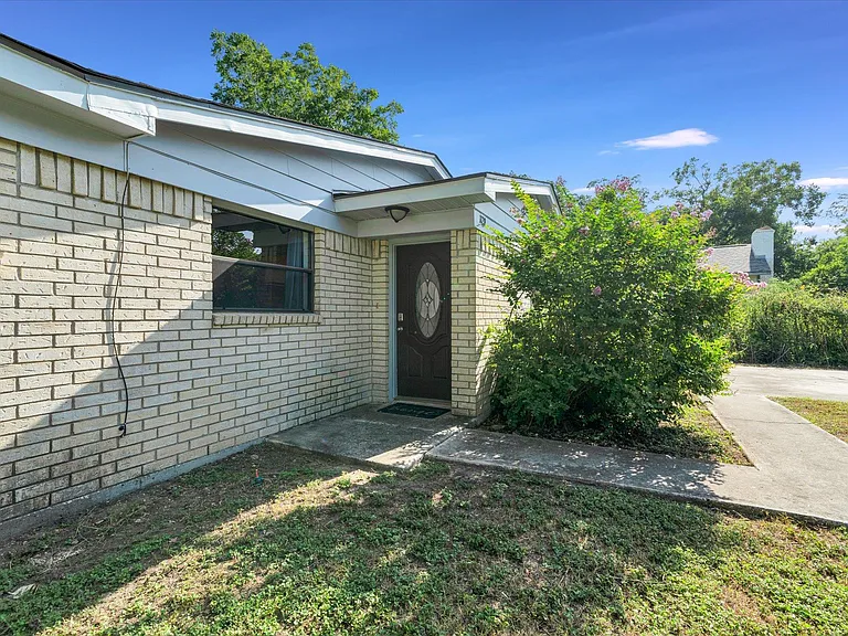 1129 W San Antonio St — Photo 3
