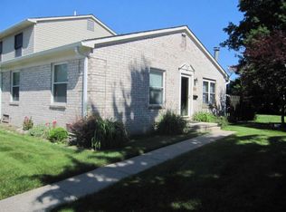 8431 Lakeview Ct, Ypsilanti, MI 48198