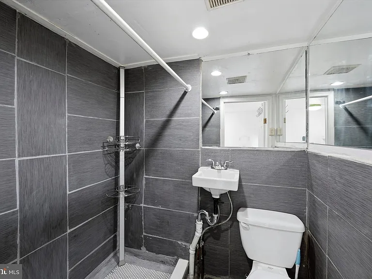 525 Morse St — Photo 13