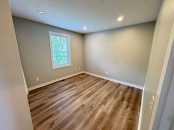 3rd image of 601-603 Emerald Ave NE