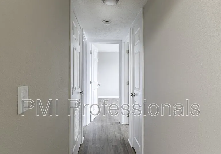 136 Kingsridge Dr — Photo 7