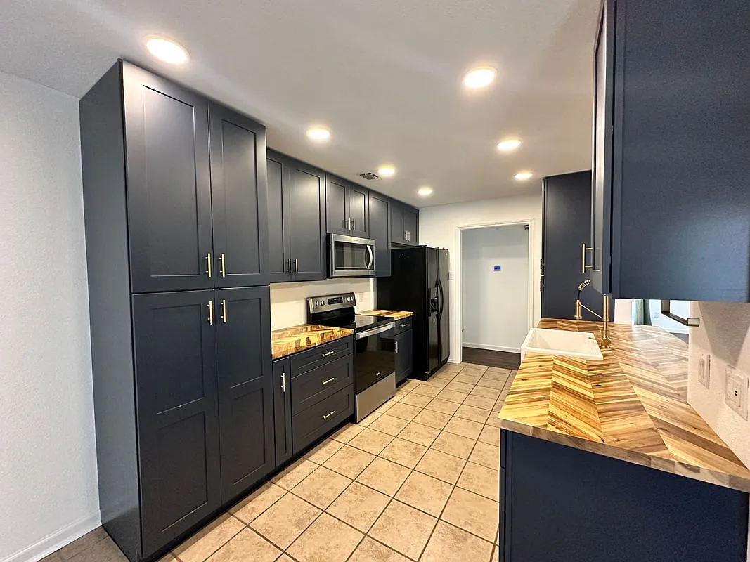 3 bed, 2.0 bath, 1684 sqft, $2,045 — Photo 4