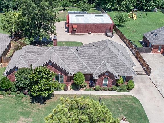 2nd image of 304 S Wyndemere Lakes Dr