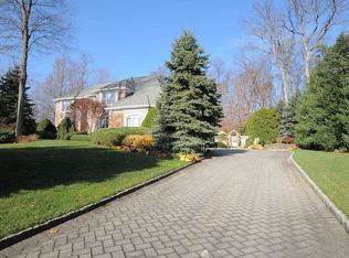 136 Delaware Ln, Franklin Lakes, NJ 07417