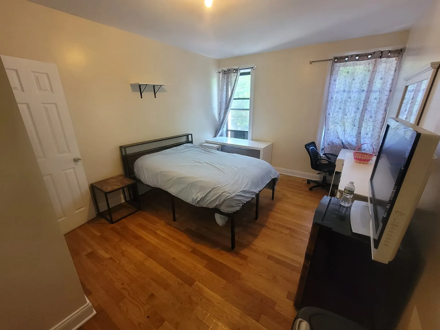 3 bed, $1,200 — Photo 2