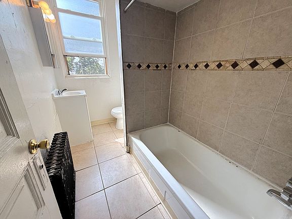 3rd image of 462 S Atlantic Ave APT 3