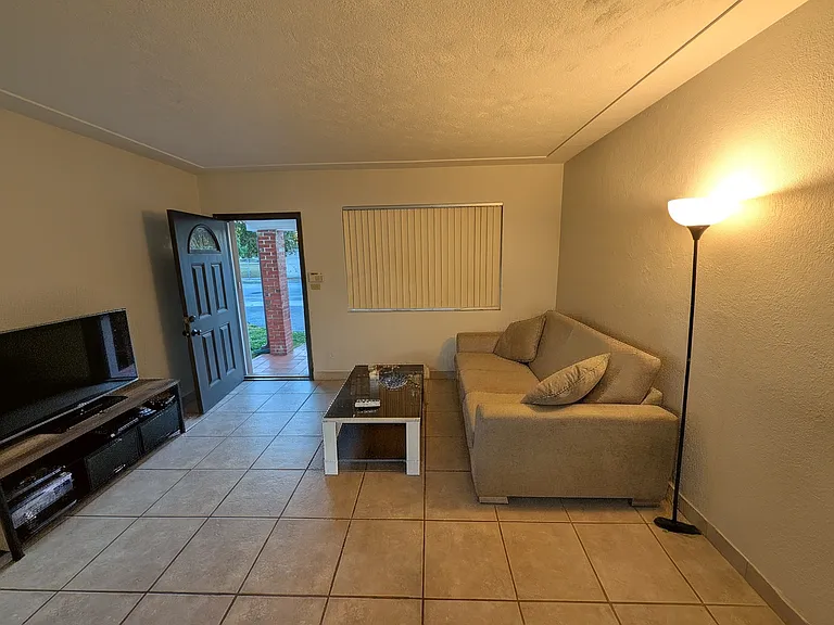 1037 SW 76th Ave — Photo 3