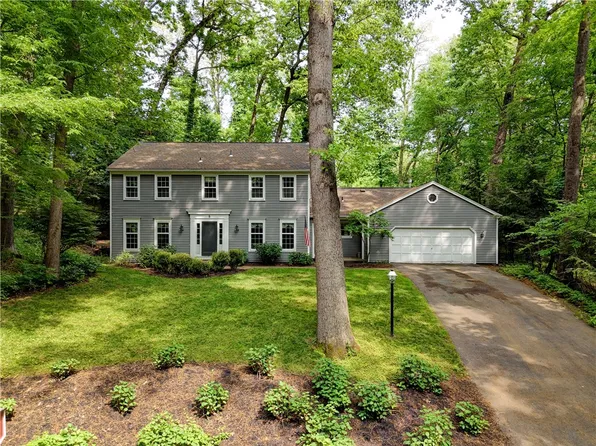 5 Sassafras Ln, Pittsford, NY 14534