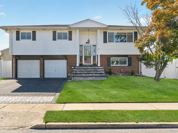 17 Sherwood Drive, Bethpage, NY 11714