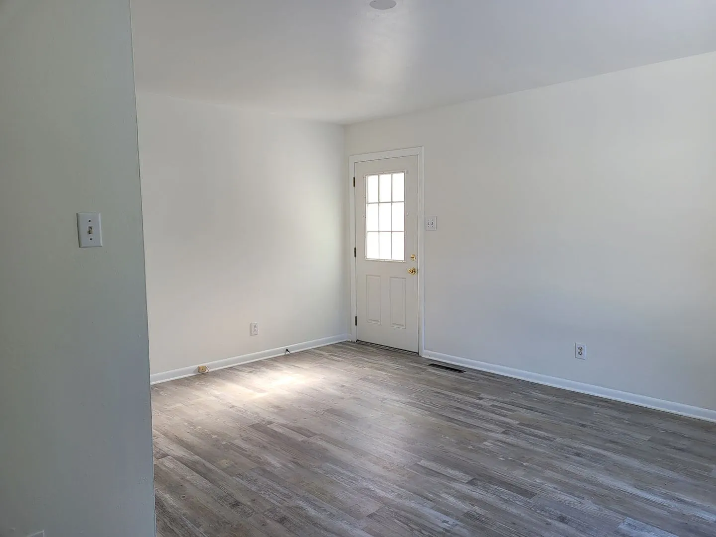 Cute and clean 1 bedroom duplex unit — Photo 2