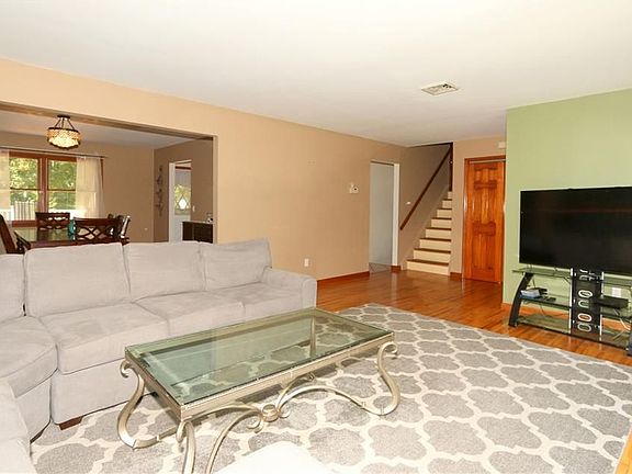 5th image of 283 Wood St