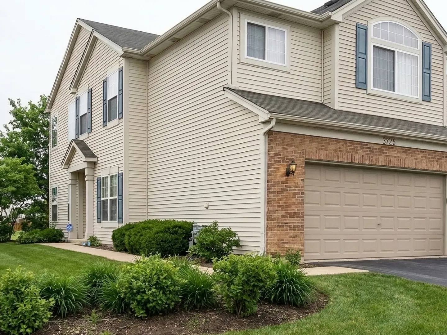 2 bed, 2.5 bath, 1585 sqft, $2,100 — Photo 1