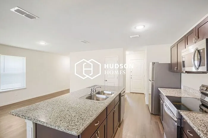 3 bed, 2.0 bath, 1405 sqft, $1,399 — Photo 4